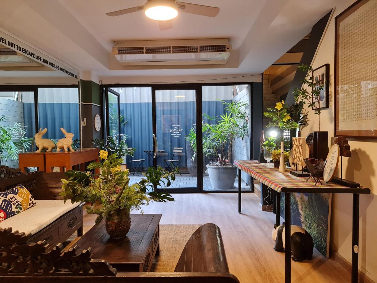 Somewhere To Escape - Hometel Bangkok Kültér fotó